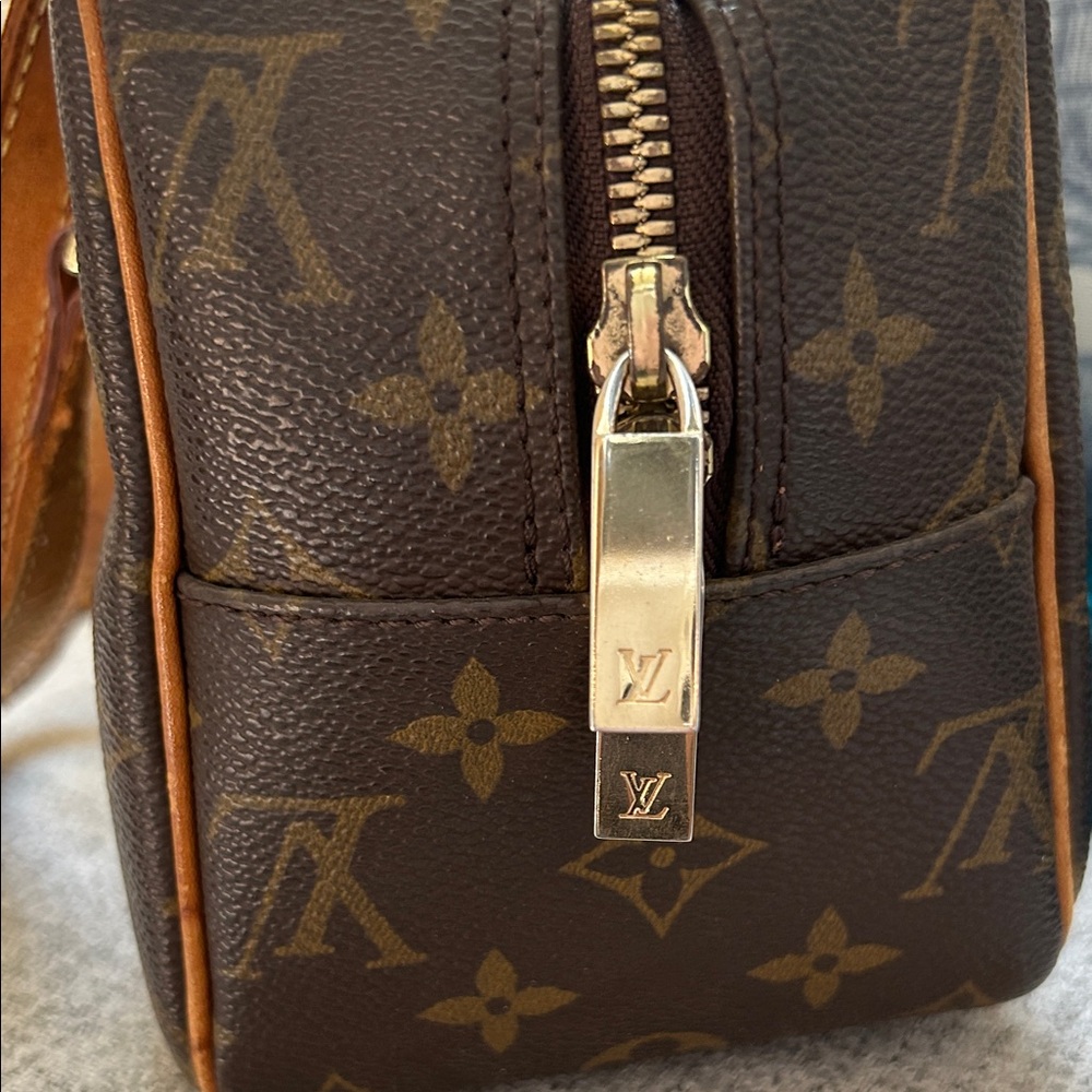 Louis Vuitton Monogram Bag in Brown and Tan - Picture 4 of 17